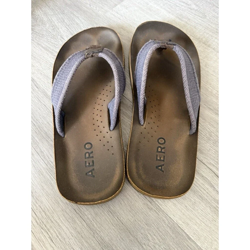 men's flip flops featuring faux-leather and fabric strap. 8S Excellent Condition